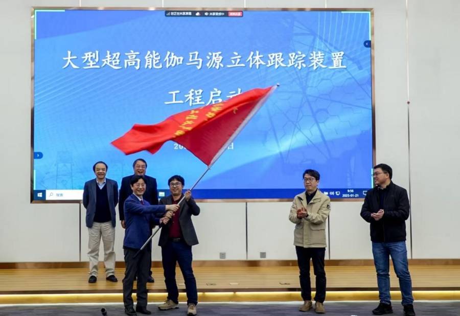 lact启动授旗.jpg